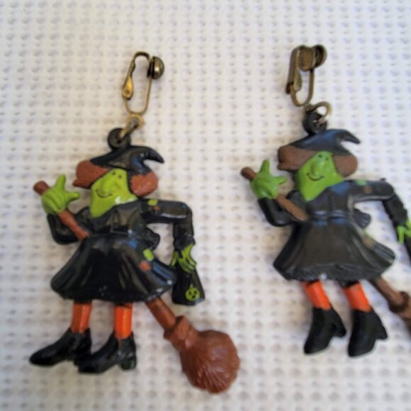 Halloween Plastic Moveable Spooky Witch On Broom Clip On Drop Dangle Earrings - Picture 1 of 4
